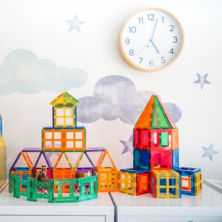 Už v pondělí startuje něco, na co mnozí čekáte celý rok 😁 Tušíte, co se chystá ??? 👀 #magnetickestavebnice #magnetictiles...